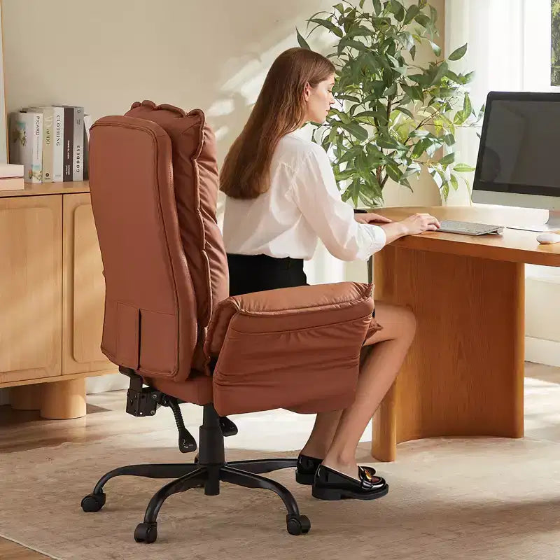 Chaise de bureau avec repose-pieds et accoudoirs relevables, chaise ergonomique à dossier haut croisé avec poches latérales, chaise en cuir à pieds croisés avec roulettes