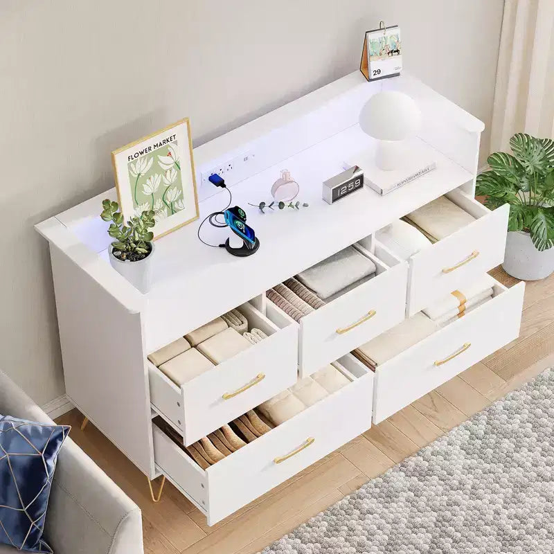 Commode à 5 tiroirs pour chambre à coucher, commode moderne avec lumières LED et station de recharge, organisateur de rangement de vêtements compact en bois